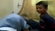 父子间的疯狂报复 小男孩太狠了