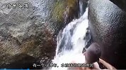 巴西有块“吞人石”，大量游客热衷被吞，石头内别有洞天