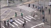 足球-17年-慎入！巴西街头球迷暴力互殴一人遭狠踹头部身亡-专题