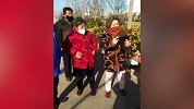 河南98岁母亲3小时走8里给70岁女儿送馍：怕她没吃的