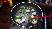 肥肠怎么做最好吃，我认为肥肠炒青椒最好吃