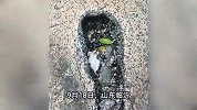 人行道现黑色深坑，疑遭雷击形状酷似人脚，路人：坑里已琉璃化了
