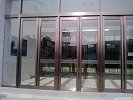 6岁男孩用力推门致玻璃爆裂后受伤 家长向商场索赔遭拒