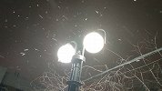 2021年的第一场雪！夜幕笼罩，北京小雪悄然而至地面开始见白
