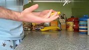 像猴子那样剥香蕉才是最省力的