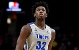 欢迎来到NBA！勇士队榜眼秀怀斯曼在大通中心扣进了第一球