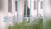 俄罗斯棕熊闻到食堂饭香企图闯入，工人们用灭火器将其吓跑