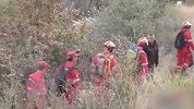 3男2女进山找刺激被困 24名救援人员苦寻一整夜