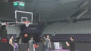 【PP体育在现场】NB不白喊！师弟训练中圈投篮轻松空心入网