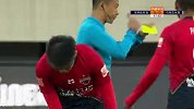 动作太大 李源一身后铲翻穆里奇吃到黄牌