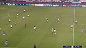 横滨水手中路发起短传进攻 阿道门前获良机怒射被门将抱住