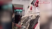 老人拿一年前买的衣服找店家换货，称孙子身体长得太快穿不下