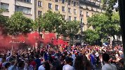 红色烟雾弹都放了！法国球迷街头狂欢高歌庆祝