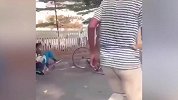 滑板没玩好伤己伤人 旁边骑自行车的小哥招谁惹谁了