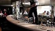 精彩一刻-20111121-实拍酒保挑战不可能的任务