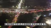 坐板凳踩高跷！广东暴雨引内涝，为防被淹汽车纷纷练起“梅花桩”