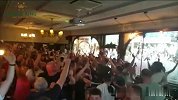 英格兰2-0瑞典杀入四强 酒吧球迷j欢呼拥抱高唱国歌