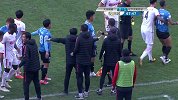拉斐尔倒地飞铲熊飞引两队冲突 辽足助教场边暴怒冲进场内