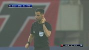 中场行将结束颜骏凌发起最后进攻 上港禁区干扰门将被吹犯规
