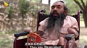 长不高的精神导师！印度牧师从出生开始就没长高，双腿也因发育不完全无法站立！