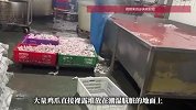别让孩子瞎买零食了！央视曝光双氧水漂白鸡爪：生产车间臭气弥漫，鸡爪被踩踏后直接放回