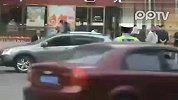 音乐配上这步伐交警“跳舞”太销魂