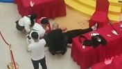 初三学生参加商场王者荣耀比赛 被脱落顶棚砸中全身抽搐