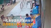 女子带娃小区玩耍 水果刀高空落下插面前