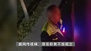 服务区车位停满男子无奈停车位外，竟遭保安要小费；不表示立马开走