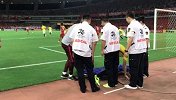 亚冠-17赛季-现场实拍冯潇霆场边接受治疗 伤势无碍继续上场征战-花絮