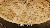豆腐加鸡蛋抓碎一起上锅蒸熟，浇上酱香浓郁的肉末汁，孩子抢着吃