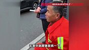 环卫大叔用银杏落叶摆出跨年画作，吸引市民游客前来合影留念