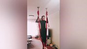 瑜伽的方式多种多样 国外美女展示空中瑜伽