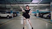 小姐姐深夜穿着吊带丝袜在车库跳舞，为了火不顾一切了吗？