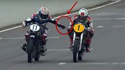 摩托车世界冠军上赛道，一路超车还调戏对手，皮一下很开心？