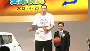 2012北京车展-篮坛j巨人孙明明首款昌河铃木座驾顺利交车