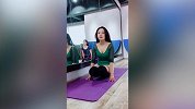 瑜伽老师身材性感若隐若现 一动作秀超强定力