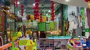广东3岁男童爬滑梯从3米高处摔落 头部缝50多针