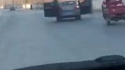 把大马路当成舞台 男子挑战开车门舞被行拘