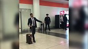 皇马众将抵达莫斯科 球迷夹道欢迎纷纷索签名