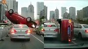 辽宁一小车突然失控腾空连撞多车后侧立路中 多角度还原事发瞬间