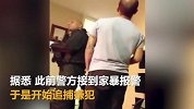 英国警察搜查正愁无果，逃犯忽然从天而降送眼前