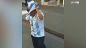 嗨起来！阿根廷球迷当街大跳热舞 这舞姿你个几分？