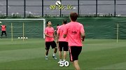 西甲-1617赛季-巴萨昔日中场铁三角经典一幕 颠球训练2分钟不落地-专题