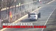 监拍轿车突发起火 司机成“火人”逃离
