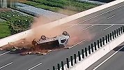 货车爆胎翻转两圈 翻滚时司机双手抱头下一秒死里逃生