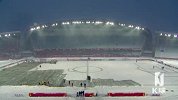 半场过后积雪消失？ 工作人员与时间赛跑中场休息忙铲雪