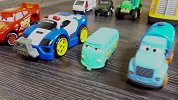 拿来各种玩具车，在屋子里玩赛车游戏，认识到了各种型号的汽车