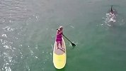 女子练习冲浪，突然一个“黑影”游了过来，看清后吓得魂飞魄散！