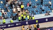 与毛伟杰发生冲突的大连球迷惨遭大量球迷群起攻之